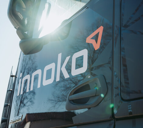 Nahaufnahme der Folierung des Logos von Innoko auf LKW