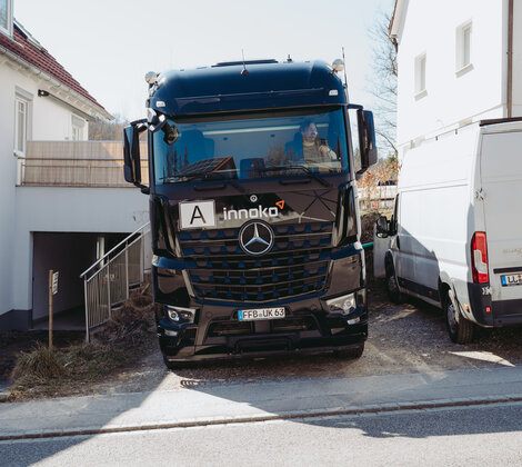 Innoko LKW steht in einer Einfahrt bei Abholung von Bauschutt