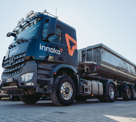 Schwarzer LKW mit orangenem Innoko Aufdruck 